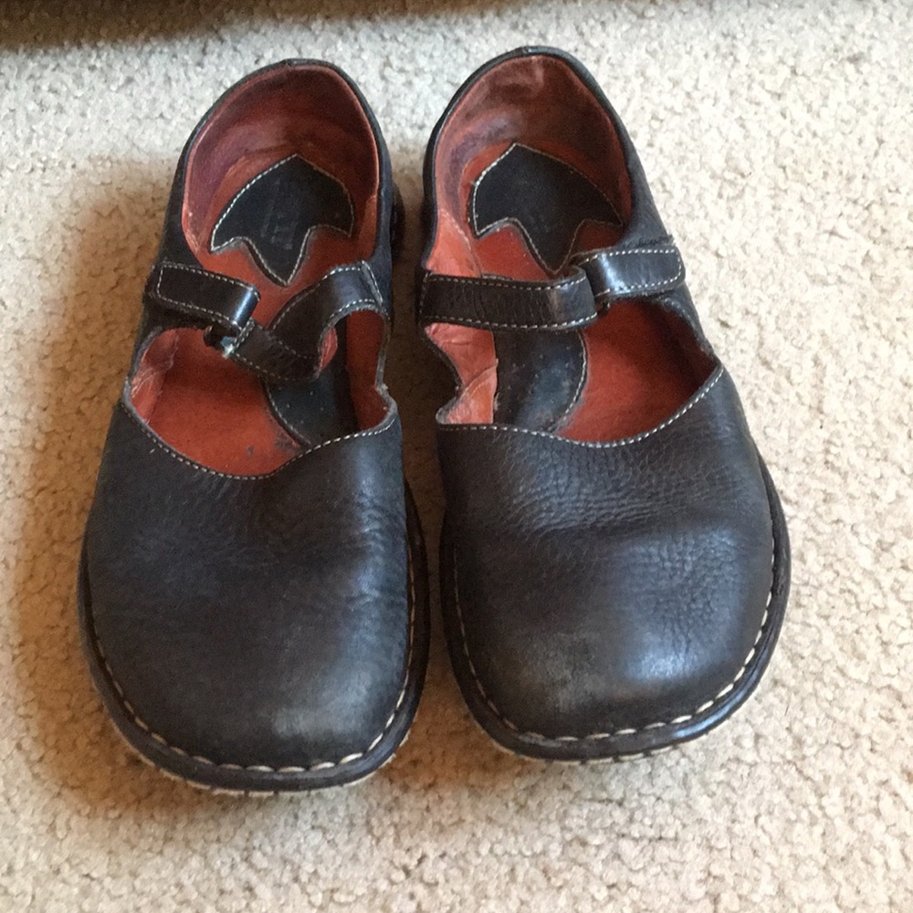 Mary Janes type shoe. Very nice